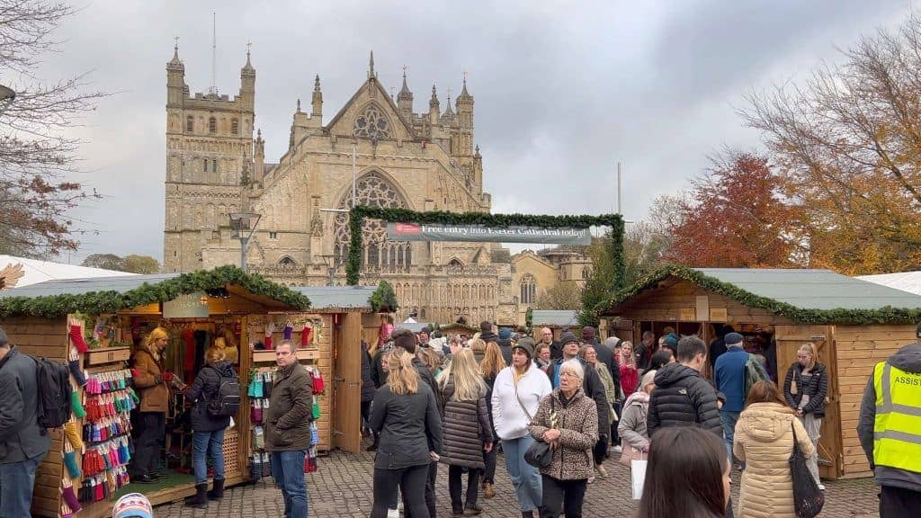 Mercado navideño frente a la catedral de Exeter, en Devon, Inglaterra