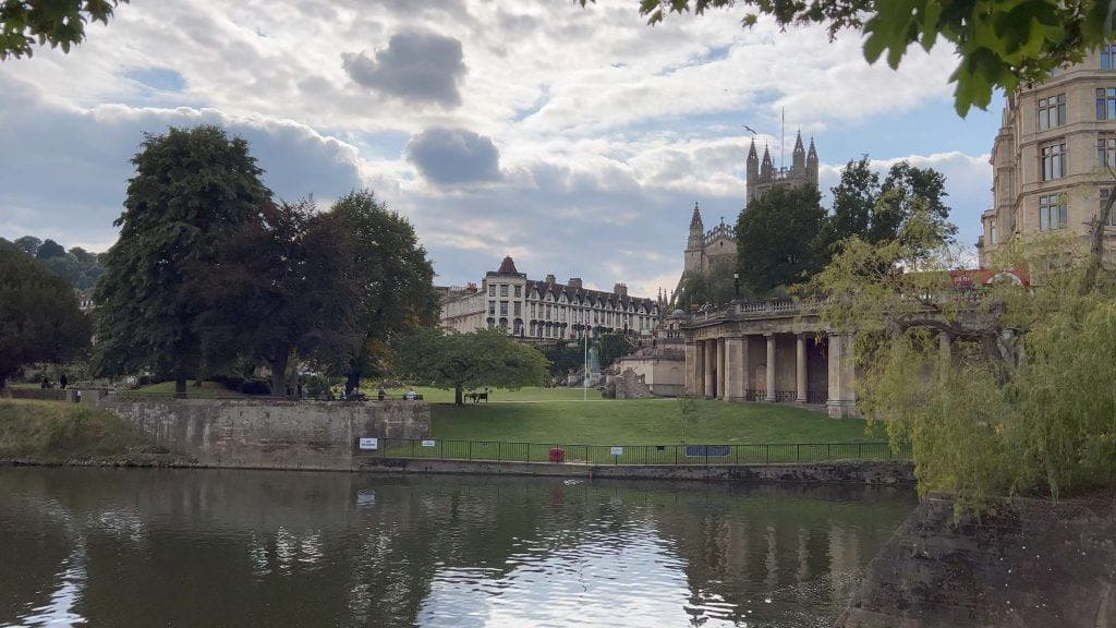 El río Avon en Bath, con jardines y la torre de la Abadía de Bath al fondo