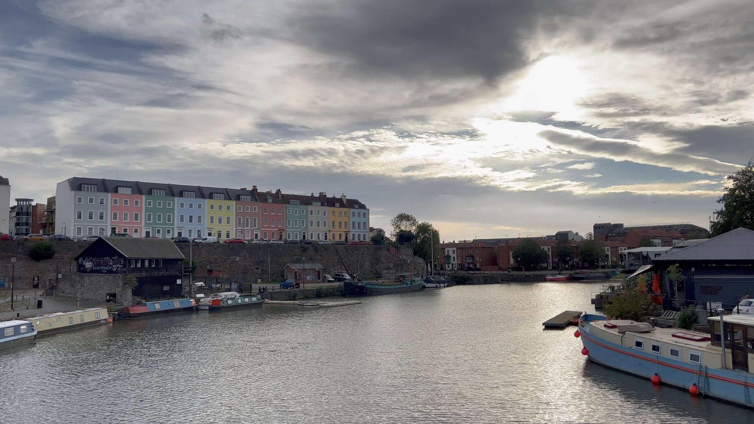 Casas de colores frente al puerto de Bristol, con barcos amarrados