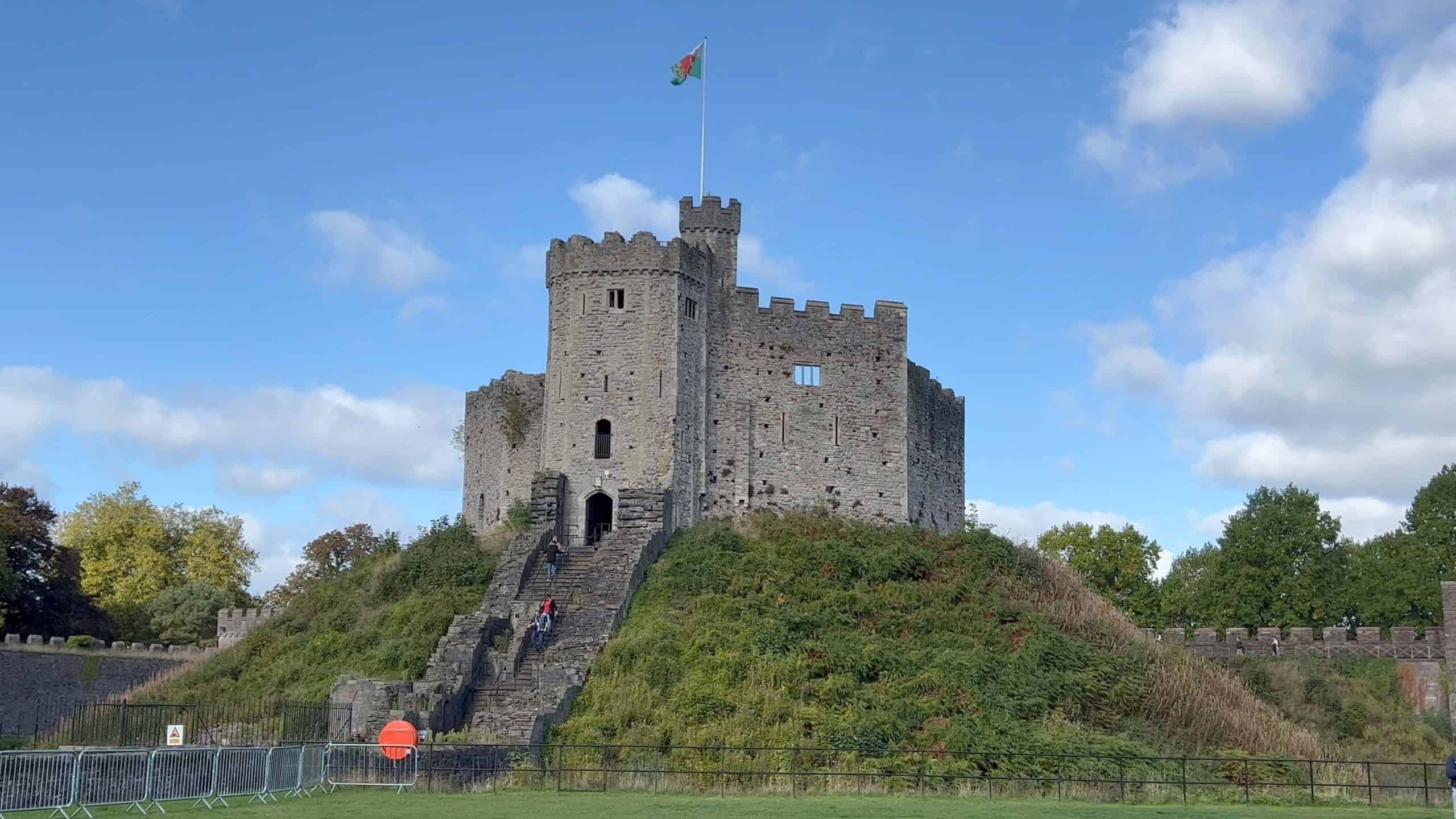 La torre del castillo de Cardiff sobre su montículo de césped, en Gales