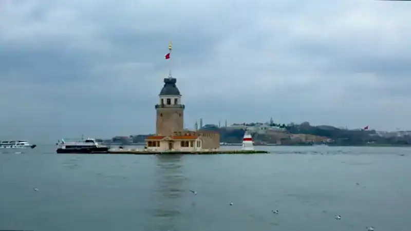 Torre de la Doncella (Kız Kulesi) sobre su islote en el Bósforo, Estambul