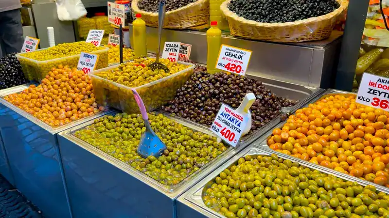 Mercado de Üsküdar en la parte asiática de Estambul