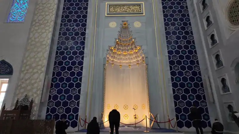 Interior de la Mezquita de Çamlıca en Estambul