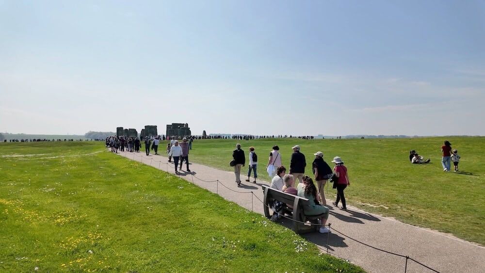 llegando mucha gente visitar stonehenge desde londres