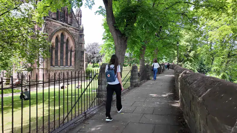 Muralla romana de Chester vista desde arriba, con la catedral al fondo