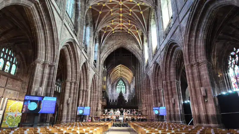 Nave interior de la Catedral de Chester con su techo abovedado gótico
