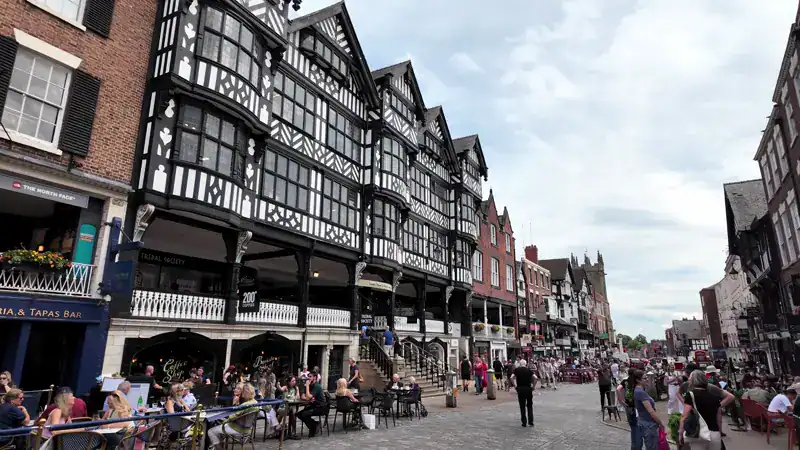 Casas con entramado de madera blanco y negro en Northgate Street, Chester