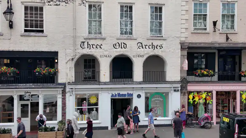 Three Old Arches en Bridge Street, la fachada comercial más antigua de Inglaterra