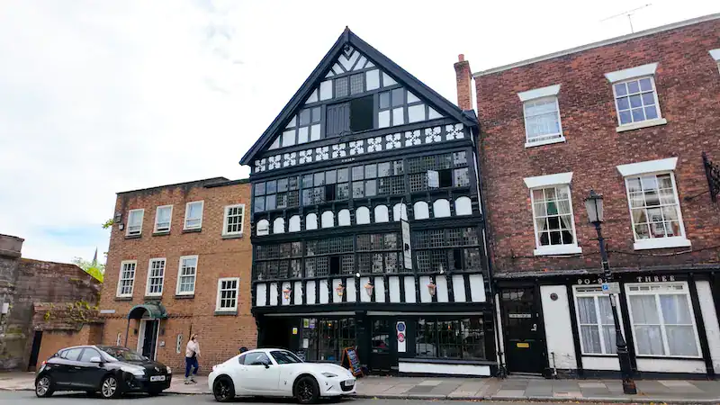 Pub Bear and Billet, edificio con entramado de madera del siglo XVII en Chester