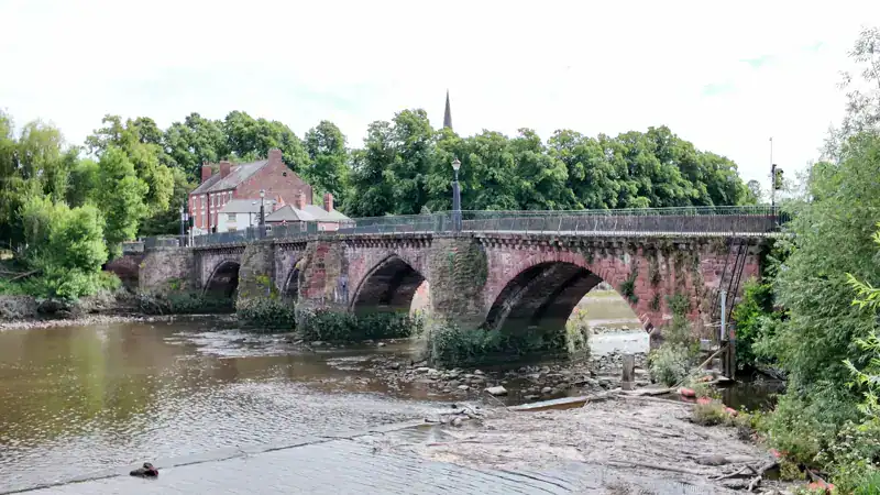 Old Dee Bridge, el puente más antiguo de Chester sobre el río Dee