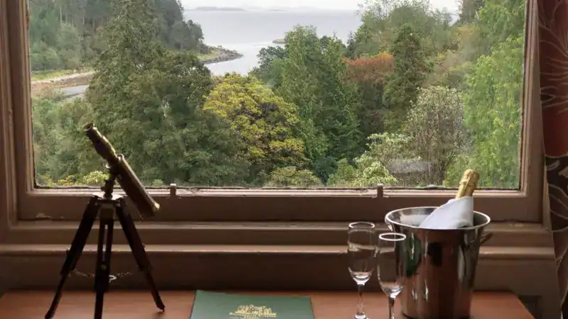 Stonefield Castle Hotel con jardines y vista al lago Fyne, Argyll, Escocia