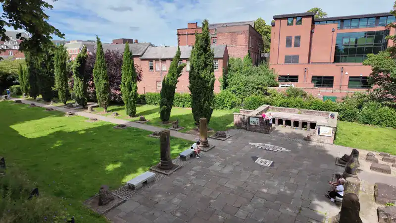 Jardín Romano de Chester con columnas romanas y reconstrucción de un hipocausto