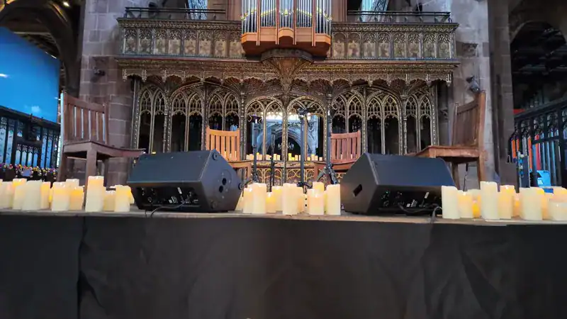 La catedral de Manchester montada con velas antes de un concierto Candlelight