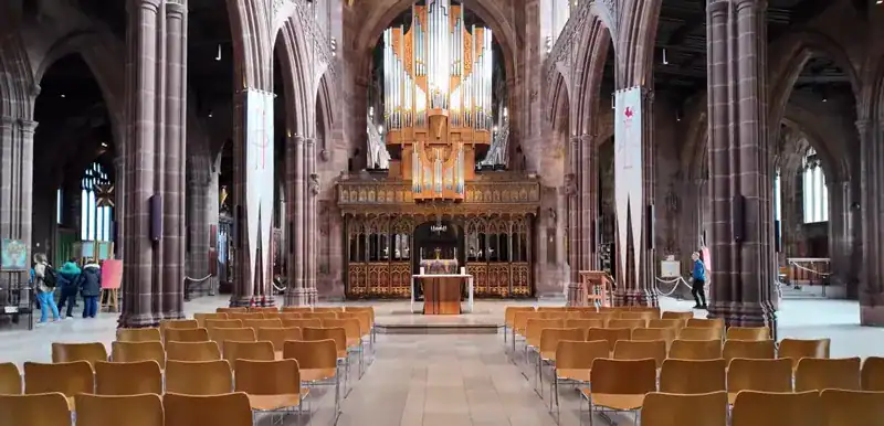 La nave central de la Catedral de Manchester, con el órgano de más de 4.800 tubos sobre el coro