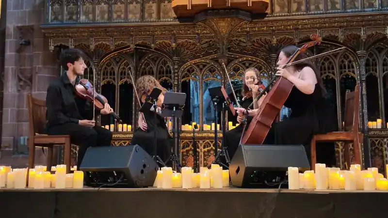 Cuarteto de cuerdas tocando en el Candlelight de la catedral de Manchester