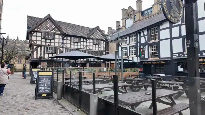 Shambles Square con el pub The Old Wellington, el único edificio tudor del centro de Manchester