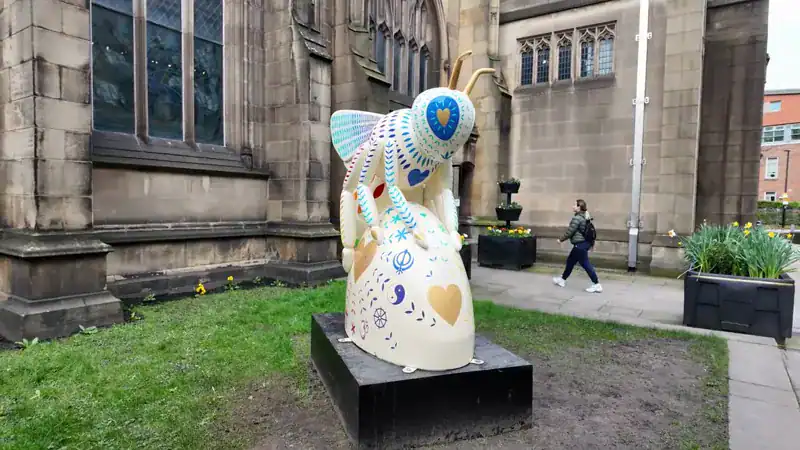 Escultura de una abeja, el símbolo de Manchester, junto a la catedral