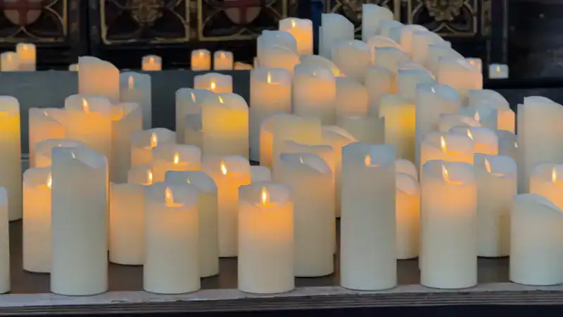 Velas LED de cerca en un concierto Candlelight