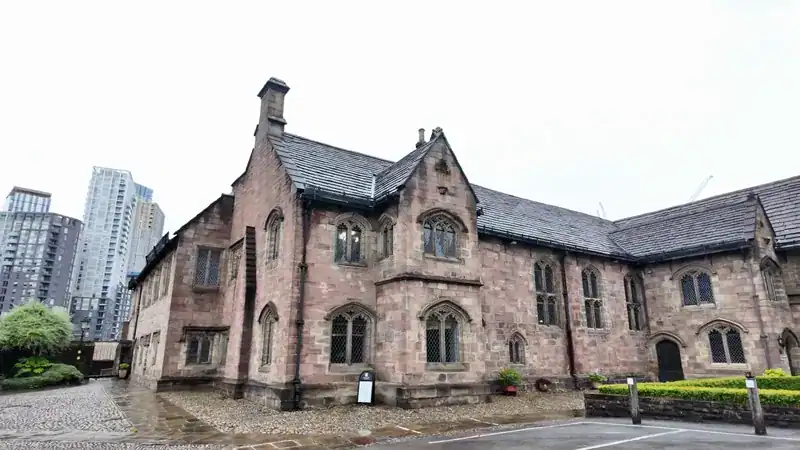 El edificio medieval de Chetham's Library, la biblioteca pública en inglés más antigua del mundo