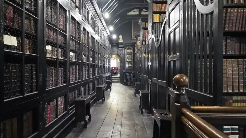 Las estanterías de madera de Chetham's Library, en Manchester