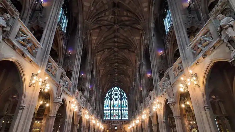 La sala de lectura neogótica de la Biblioteca John Rylands, en Manchester