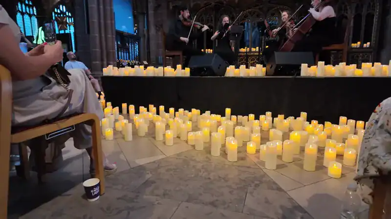 Vista desde mi asiento en el Candlelight de la catedral de Manchester, con velas repartidas por el piso