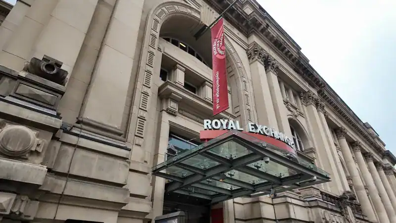 La fachada del Royal Exchange de Manchester, la antigua bolsa del algodón que hoy es teatro