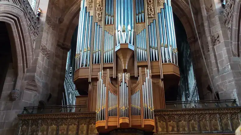 El órgano de la catedral de Manchester visto desde las butacas del concierto Candlelight