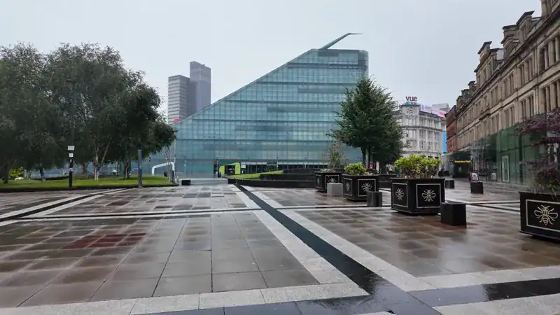 El edificio de vidrio del Museo Nacional del Fútbol, en el centro de Manchester
