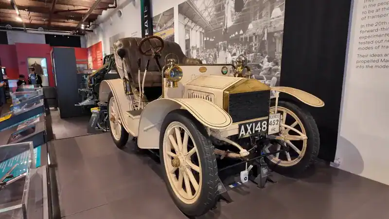 Uno de los primeros autos Rolls-Royce, en el Museo de la Ciencia y la Industria de Manchester