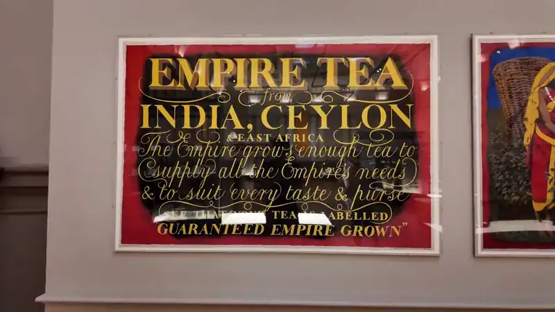 El cartel de Empire Tea en la sala dedicada al té de la Galería de Arte de Manchester