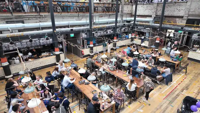 El mercado de comida Mackie Mayor, en un edificio victoriano de 1858, Manchester