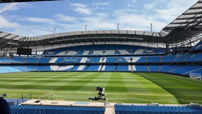 El Etihad Stadium por dentro, visto desde las gradas durante el tour del Manchester City