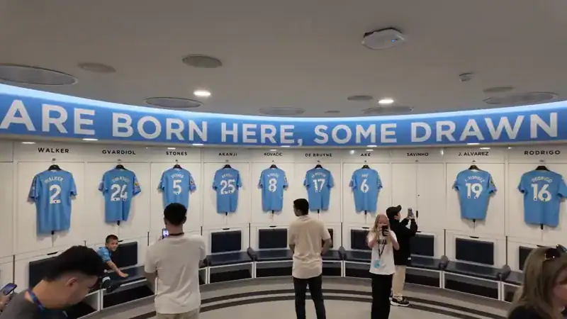 El vestuario circular del Manchester City en el tour del Etihad Stadium