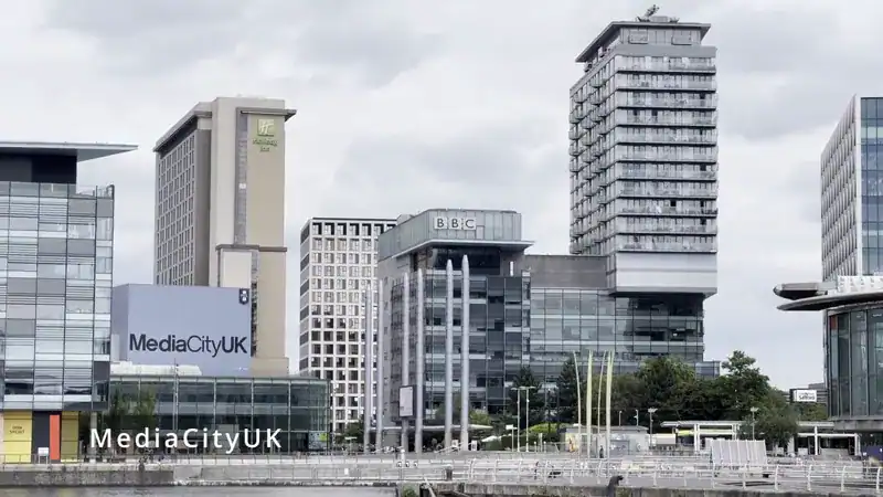 MediaCityUK en Salford Quays, con los estudios de la BBC