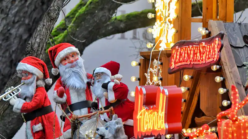 Los techos de los puestos del mercado navideño de Basilea, decorados con Papás Noel