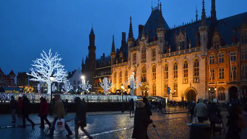 El Markt de Brujas en Navidad, con el Provinciaal Hof iluminado