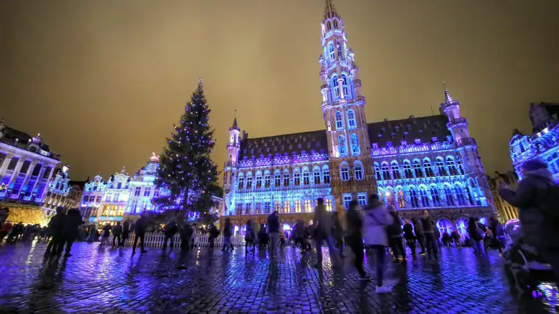 La Grand-Place de Bruselas con el espectáculo de luces de Winter Wonders