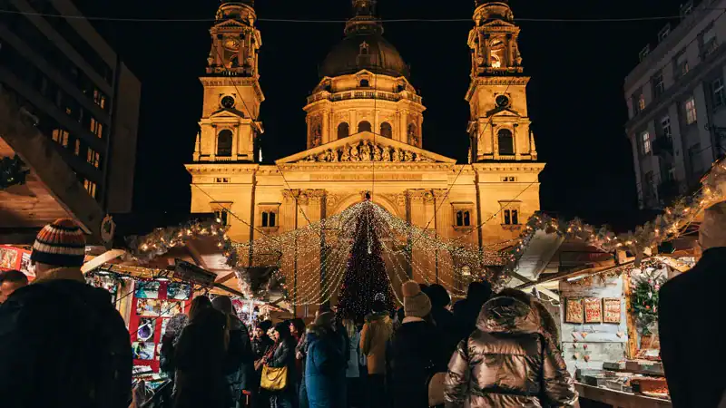 El Advent Bazilika de Budapest, con la basílica de San Esteban iluminada