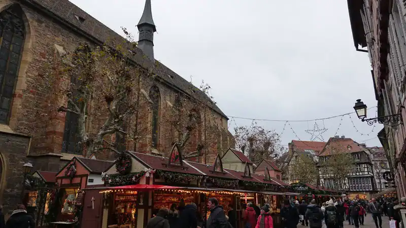 El mercado navideño de Colmar junto a la iglesia de los Dominicos