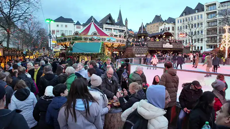 La pista de hielo entre los puestos del Heinzels Wintermärchen, en Colonia