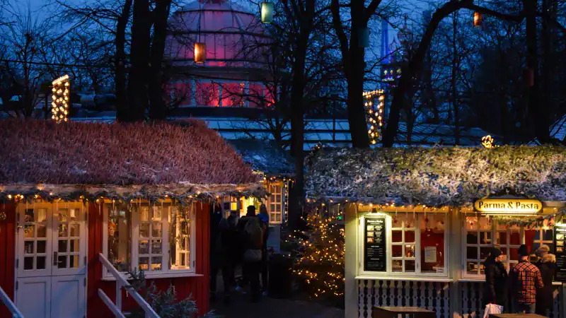 Las casetas del mercado navideño dentro del Tivoli de Copenhague