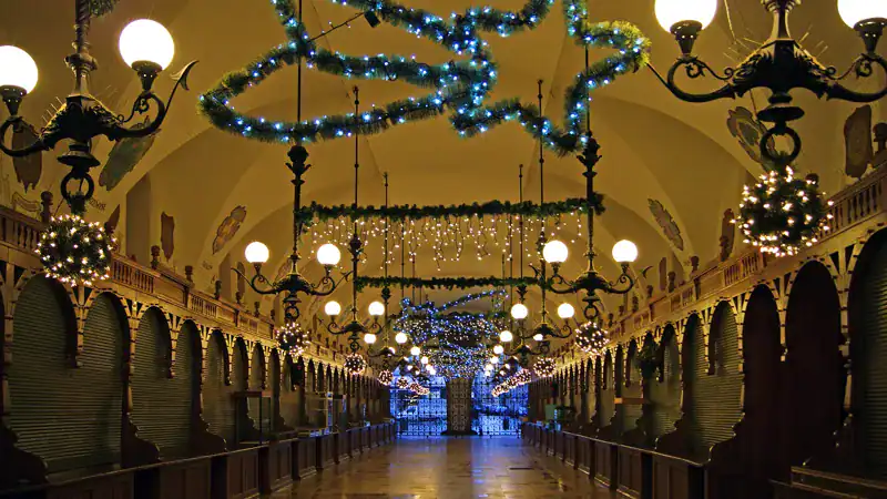 La galería del Sukiennice de Cracovia decorada para Navidad