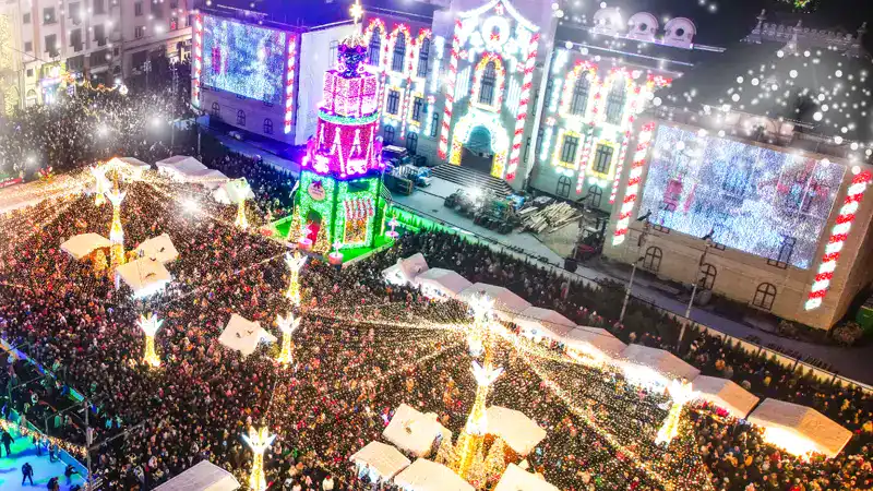 El mercado de Navidad de Craiova iluminado, con la pirámide y el palacio administrativo