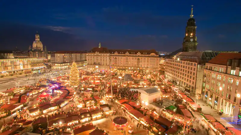 El Striezelmarkt de Dresde en el Altmarkt, visto desde arriba