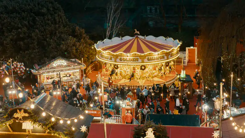 El mercado navideño de Edimburgo en los East Princes Street Gardens, desde arriba