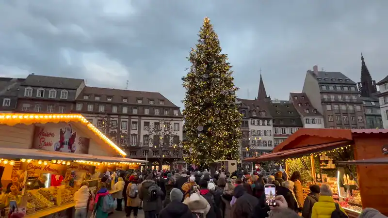 El árbol de Navidad gigante de la Place Kléber, en el mercado navideño de Estrasburgo