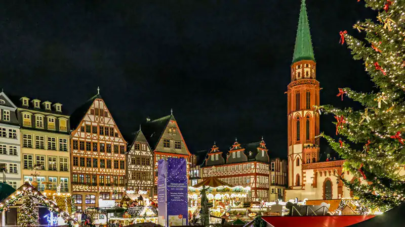 El mercado navideño de Frankfurt en el Römerberg, con la Alte Nikolaikirche
