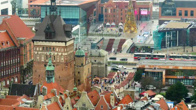 El mercado navideño de Gdańsk con el árbol dorado junto a la Katownia