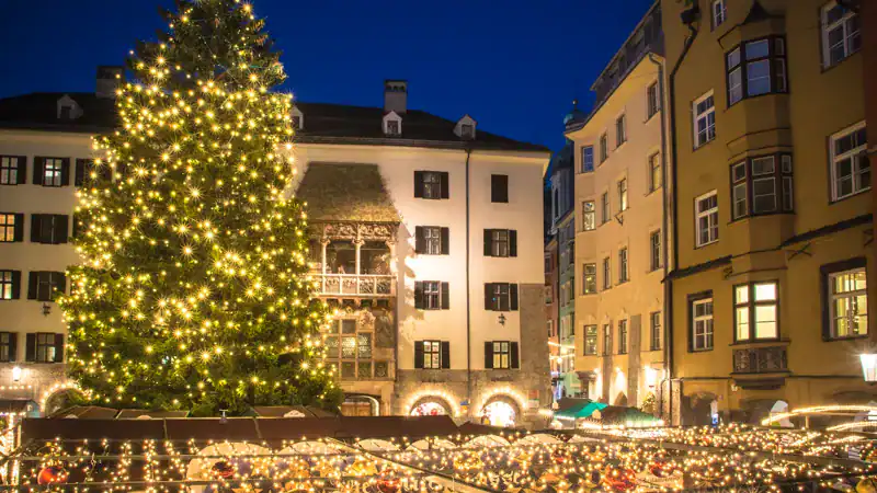 El mercado navideño de Innsbruck con el árbol frente al Tejadillo de Oro